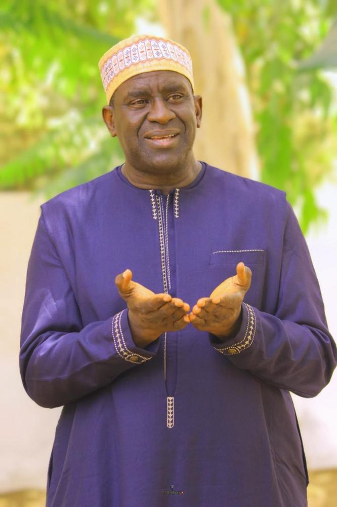 Cheikh Oumar SY, en boubou bleu, les mains ouvertes